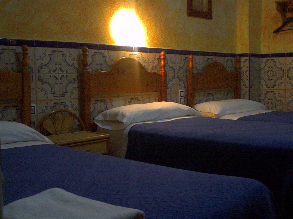Hostal Lis Sevilla Bagian luar foto