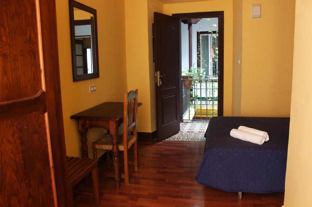 Hostal Lis Sevilla Bagian luar foto