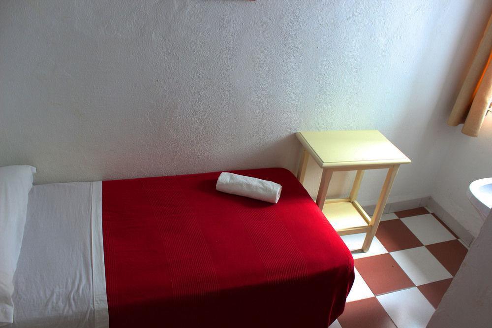 Hostal Lis Sevilla Bagian luar foto